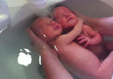 توأم حديث الولادة يحصد 9 ملايين مشاهدة على يوتيوب